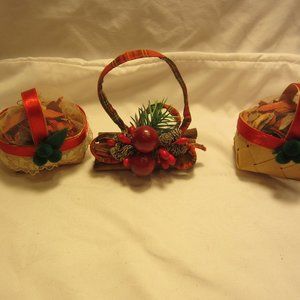 VTG 80'S SET OF 3 COUNTRY/RUSTIC STYLE ORNAMENTS, BASKETS & FIREWOOD BUNDLE